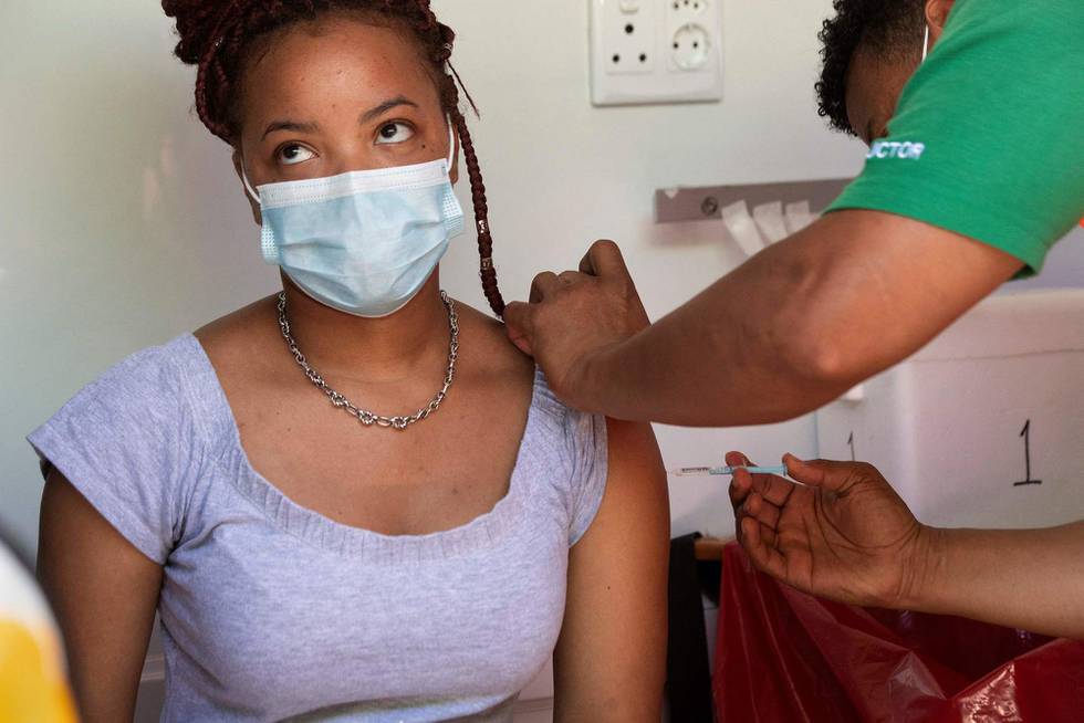 De første undersøkelsene av hvordan vaksiner virker på omikron er begynt å komme. Her får en kvinne i Sør-Afrika vaksine.