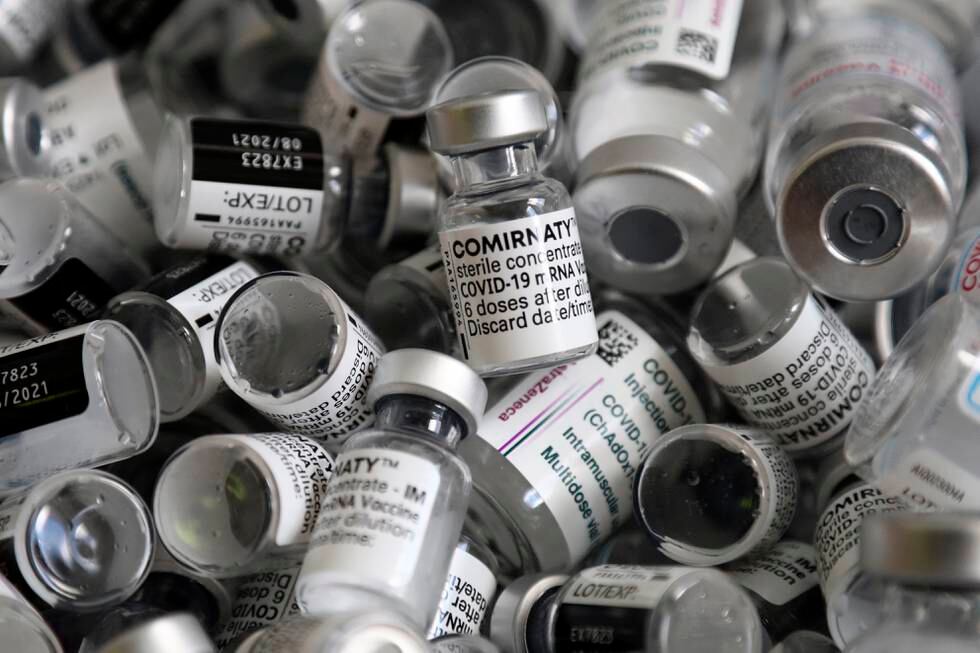 Tomme beholdere av Pfizer-Biontechs koronavaksine, som blant annet EU-landene og Norge har satset stort på under pandemien. Foto: AP / NTB