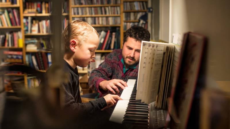 Pappa Ebbe og Frej spiller ofte piano sammen på kvelden, og sønnen har akkurat lært seg å spille «Lisa gikk til skolen» uten å se på tangentene. FOTO: Frøydis Falch Urbye