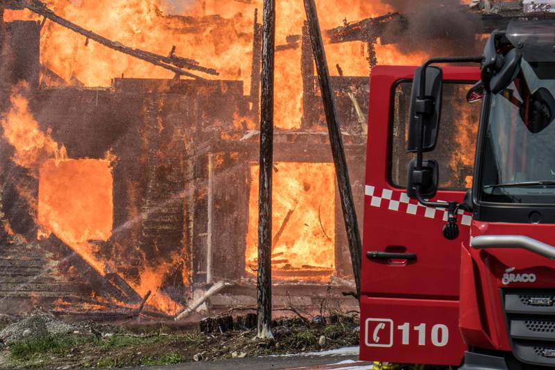 Hundorp  20170527.
Brannbil foran brennende hus under øvelse.
Foto: Paul Kleiven / NTB scanpix