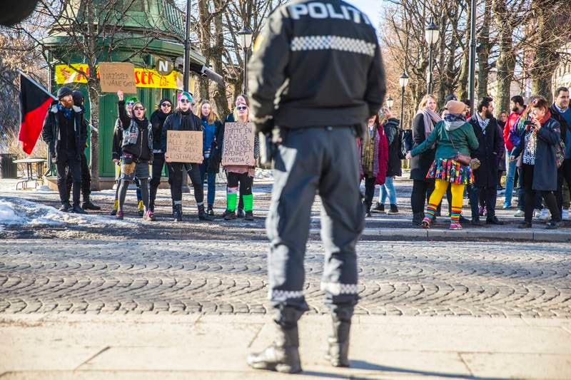 En håndfull motdemonstranter ble holdt på avstand fra Listhaug-tilhengerne av politiet