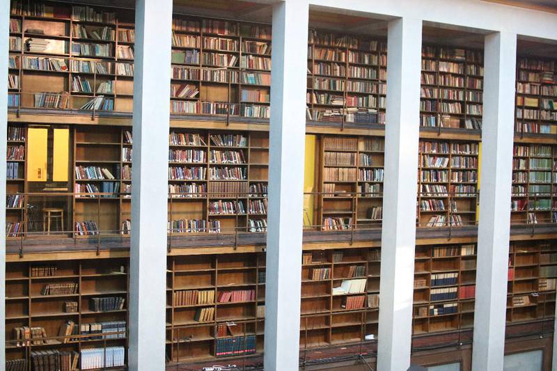 På galleriet i den store lesesalen på Hammersborg er det trangt og smalt. Noe som blir en utfordring når bøkene skal flyttes.