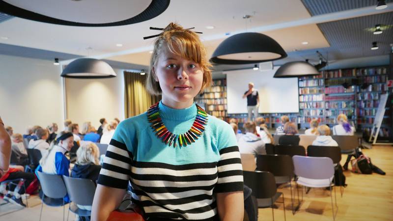 FIKK SVAR: Emma BøvelstadAune (12) fra Rødsmyra skole var med på partilederutspørring og synes hun fikk svar hun kan stole på, under barnas første partilederutspørring i Fredrikstad.