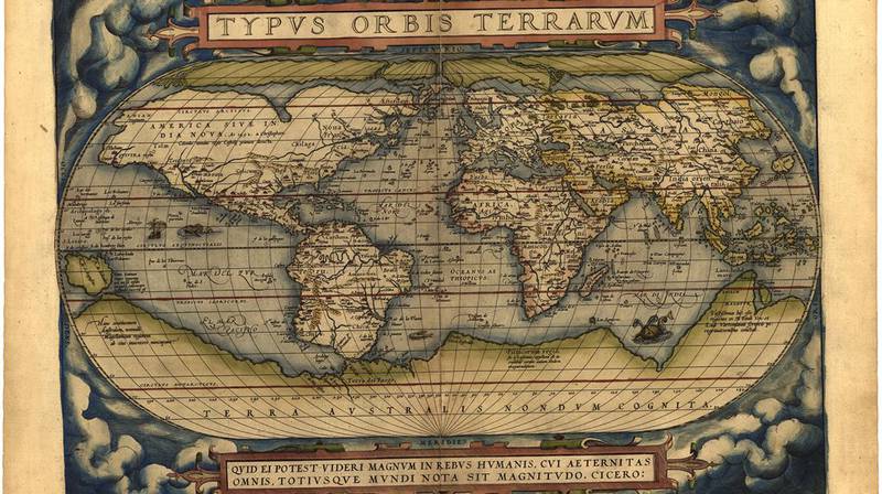 Verdenskartet er hentet fra den flamsk-belgiske geografen og kartologen Abraham Ortelius’ (1527–1598) «Theatrum Orbus Terrarum» fra 1570. Tittelen betyr «Verdensteateret». Den regnes som verdens første trykte kartbok, med rundt sytti kart i kobberstikk. Ingen var tegnet av Ortelius selv, hans talent lå i å samle allerede eksisterende kart og fargelegge dem. ILL: ALLE KARTENE ER FRA THOMAS R. BERGS «VERDENSTEATER»
