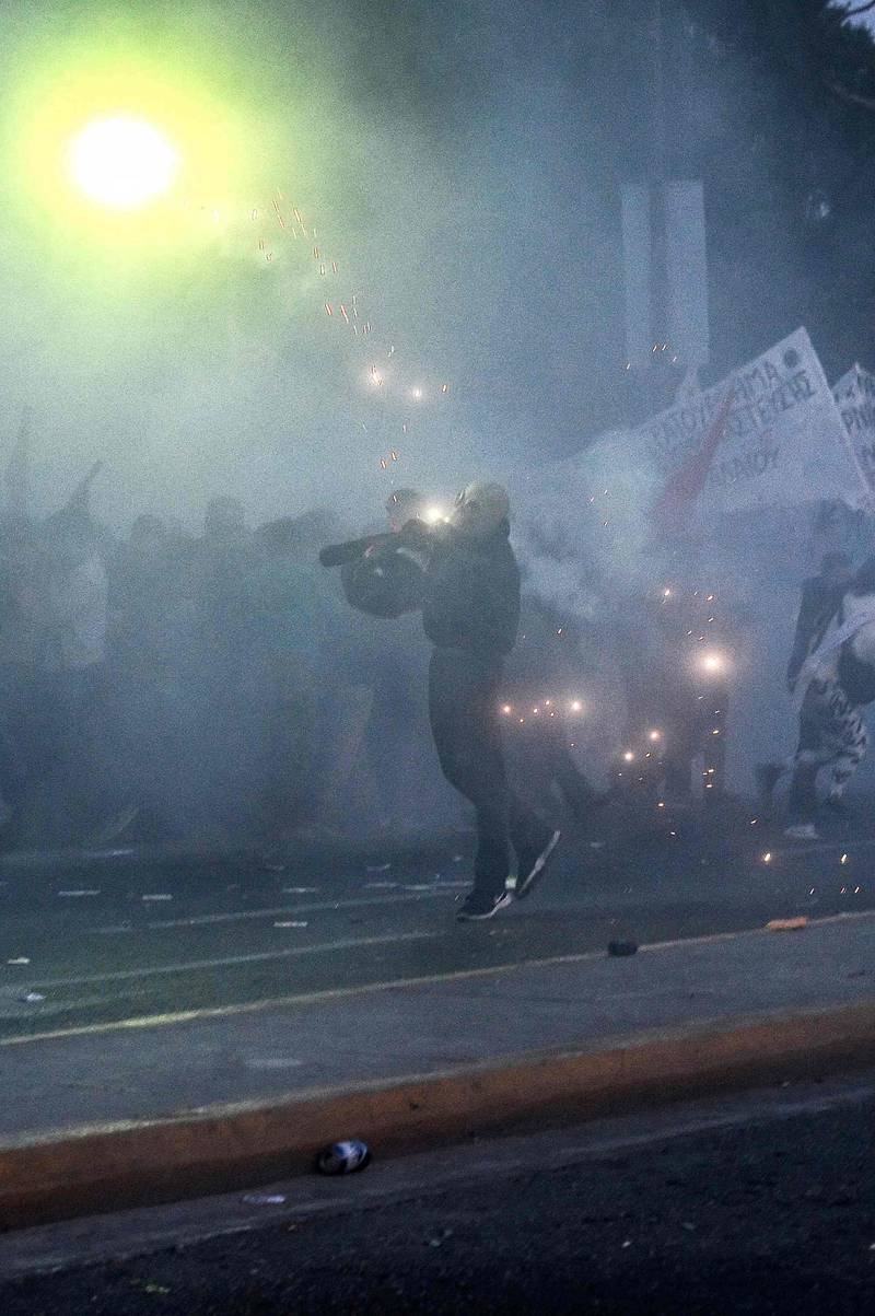 Politiet ble møtt med bensinbomber fra sinte demonstranter etter at pensjonsreformen ble stemt gjennom i parlamentet søndag kveld.