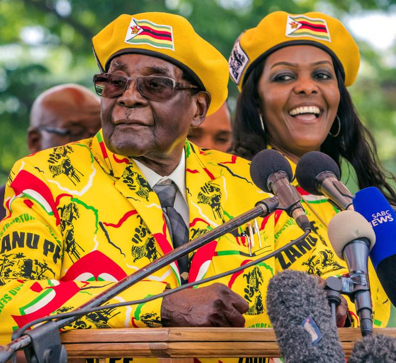 Robert Mugabe, her med kona Grace, har mistet makten i Zimbabwe. Nå venter en ny tilværelse. 