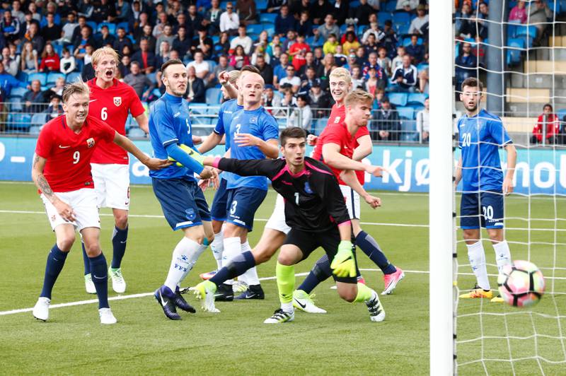 Kristoffer Ajer (t.h. for keeper) har headet inn 2-0 etter corner fra Martin Ødegaard.