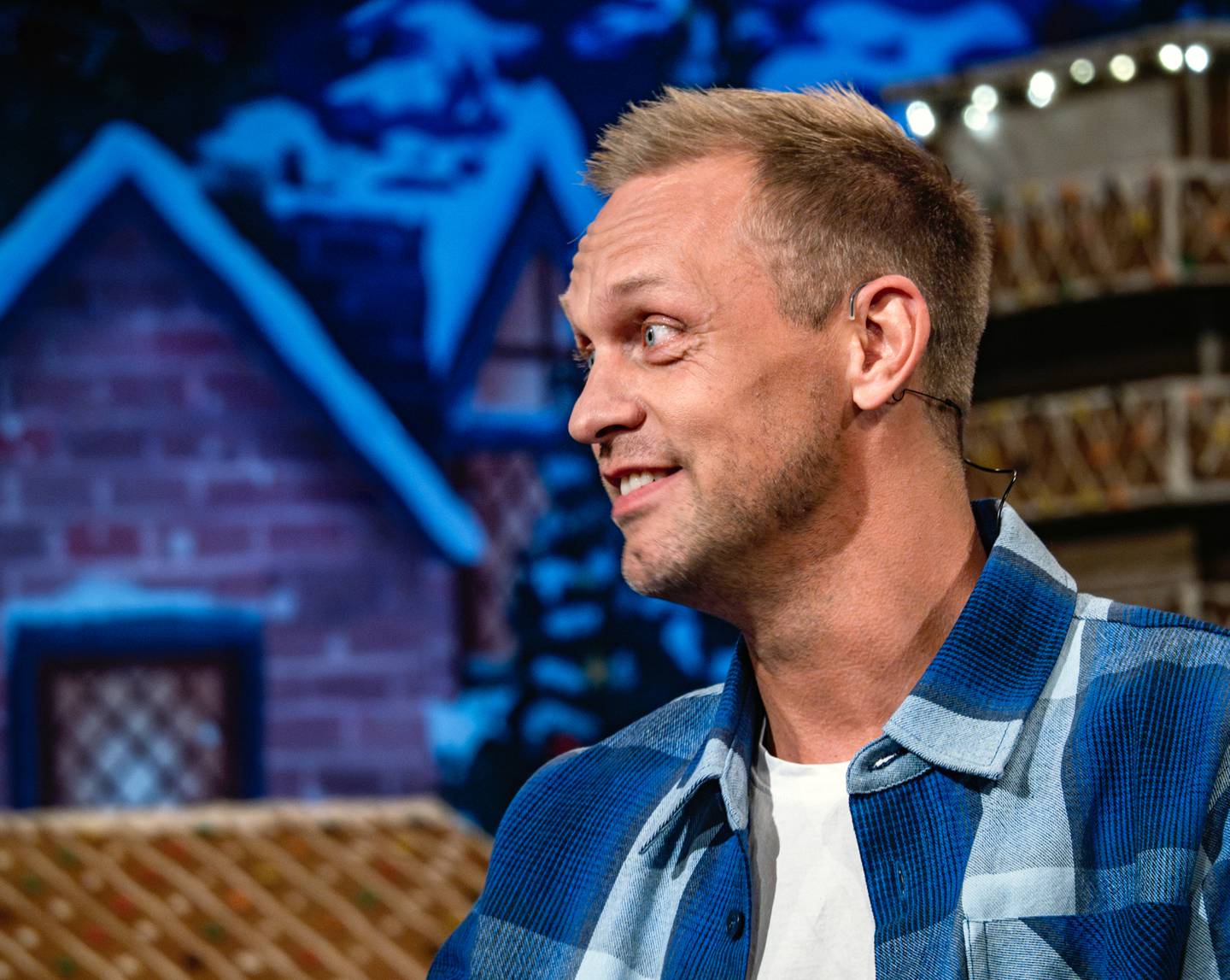 TV 2-profil Mads Hansen er med i åpningen av «Asbjørns julekalender».
