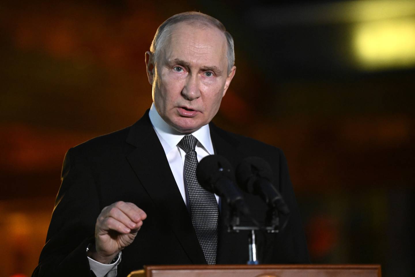 Russlands president Vladimir Putin sier at USA dras stadig dypere inn i Ukraina-krigen og at Washingtons avgjørelse om å forsyne ukrainerne med ATACMS-raketter, er en stor tabbe. Foto: Sergej Guneev / Kreml via AP / NTB