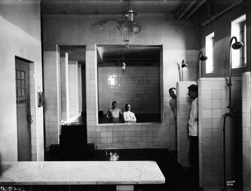 Herreavdelingen inneholdt badstue, dusj, avkjølingsbasseng og betjening. FOTO: UKJENT PERSON/OSLO BYMUSEUM