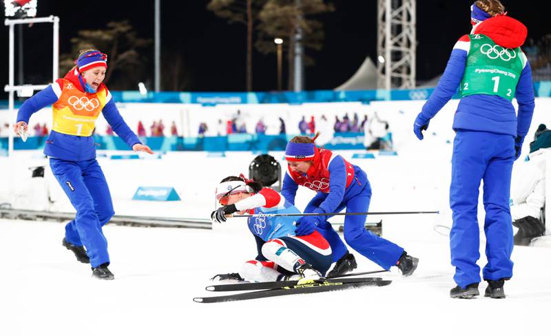 Det er to sekunder siden Marit Bjørgen har avgjort OL-stafetten. Ragnhild Haga (t.v.), Ingvild Flugstad Østberg og Astrid Uhrenholdt Jacobsen tar henne i mot.