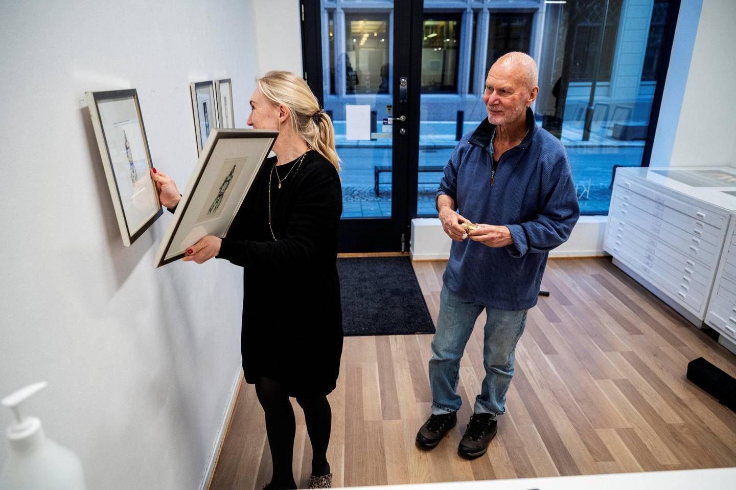 Arne Bendik Sjur pleier henge opp bildene selv – dette er første gang han ikke klarer det. Foto: Fartein Rudjord