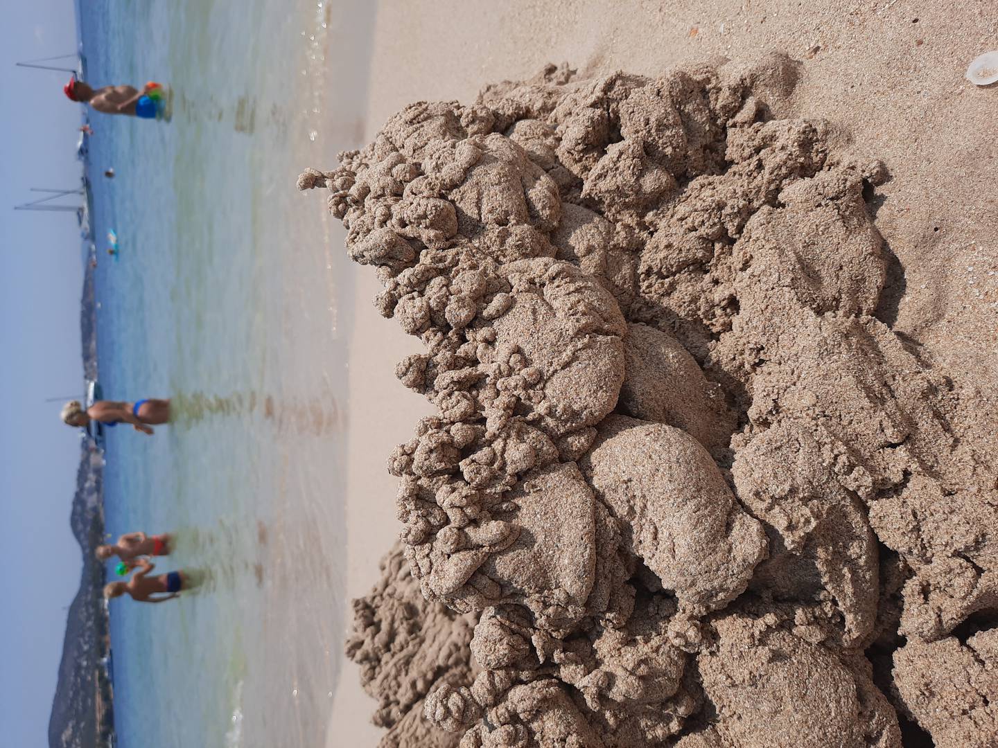 Sand, vann og blått hav så langt man kan se. «På stranda» heter bildet, tatt av Lisbet Kristiansen.