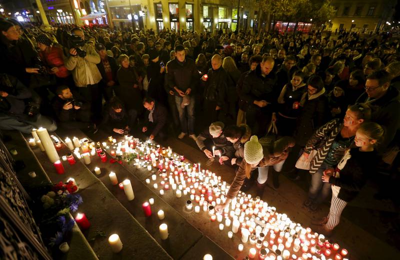 Slik så det ut i Budapest lørdag kveld da ungarerne markerte solidaritet med Paris-ofrene. FOTO: LASZIO BALOGH/NTB SCANPIX