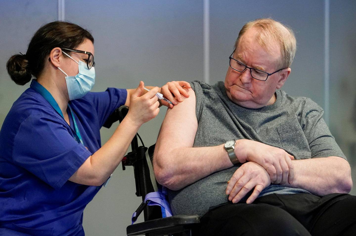 Sykepleier Maria Golding gir Svein Andersen (67), beboer på Ellingsrudhjemmet i Oslo, den aller første vaksinen mot koronaviruset i Norge. Foto: Fredrik Hagen/NTB