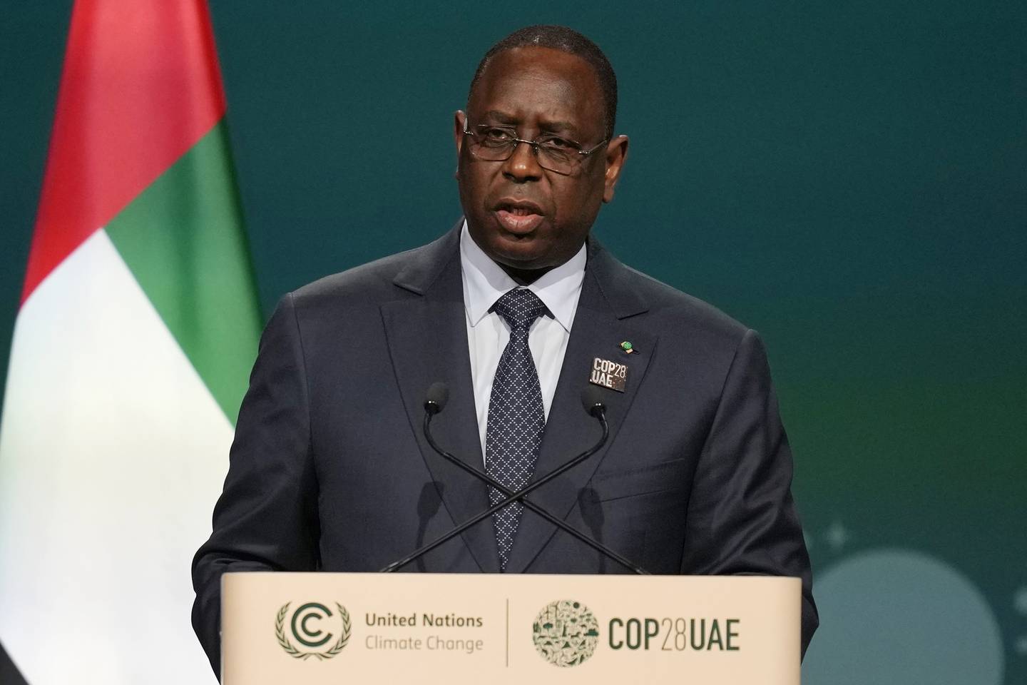 Macky Sall har i løpet av sine tolv år som Senegals president innført flere reformer og satt i gang store infrastrukturprosjekter. Men motstanderne hans frykter at han vil klamre seg til makten. Her er Sall under klimatoppmøtet i Dubai i fjor.