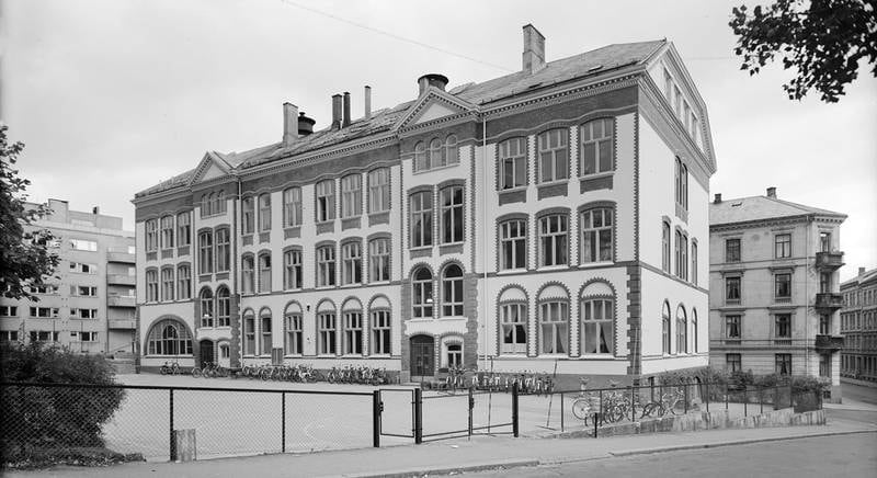 Hartvig Nissens skole i Niels Juels gate 56 fotografert i 1955. Opprinnelig hadde bygningen en terrasse på kortsida mot President Harbitz’ gate. FOTO: WILHELM RÅGER/OSLO MUSEUM