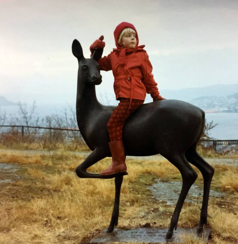 På Hinden: Høsten 1971 og undertegnede tar en ridetur på en av bronsehjortene i Løkkebergparken. Jeg likte best denne, fordi hjortens fot gjorde det lett å klatre opp.  