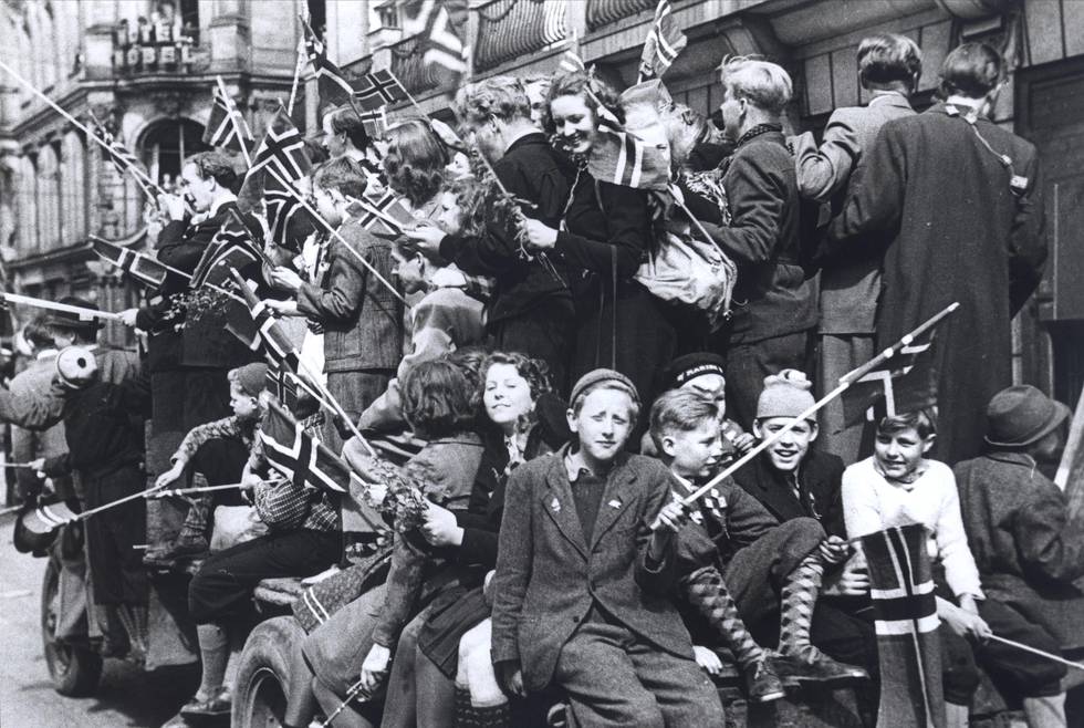 OSLO, Mai 1945. Seiern er vår!!! Jublene barn - og voksne inntok det som var av lastebiler i Oslo og kjørte rundt i byen og jublet med norske flagg!  SCANPIX/Arkiv