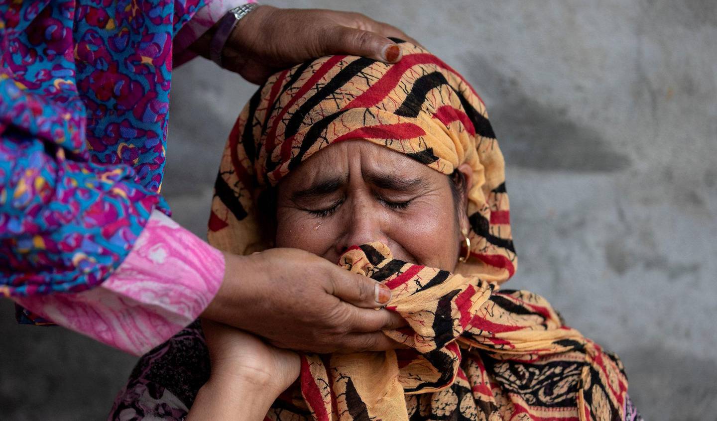 mor: Moren til en av dem som skal ha blitt pågrepet i Kashmir de siste dagene, trøstes av en slektning. FOTO: NTB SCANPIX