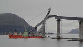 Norges største kranskip monterer seks 600 tonn tunge elementer