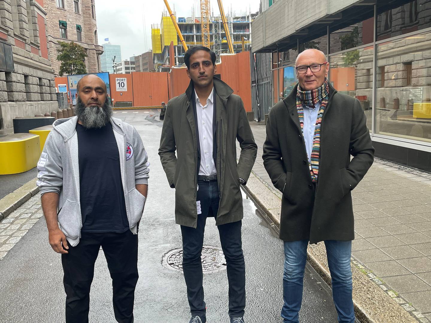 Erfaringskonsulent Shahid Rasool, (fra venstre), Høyrepolitiker Hassan Nawaz og leder av asjonalt avhoppervirksomhet og kriminalitetsforebygging Norge, Lasse Richardt.
