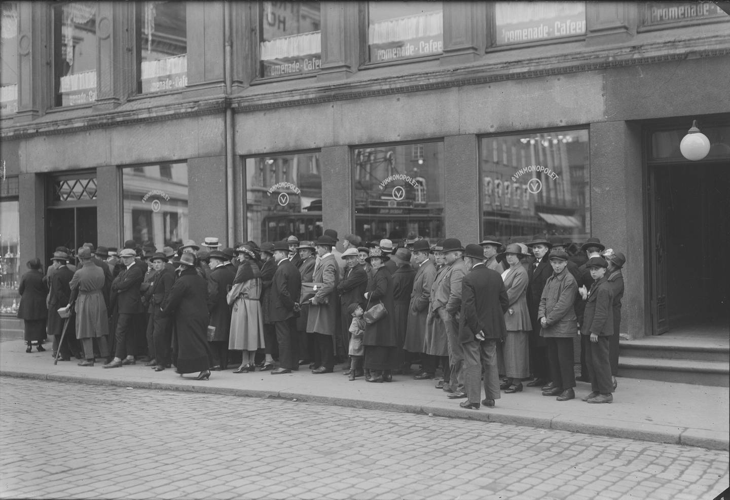 Forventningsfulle folk i kø utenfor Vinmonopolet i Akersgata 30 3. mai 1923 – første salgsdag etter at hetvinsforbudet ble opphevet.