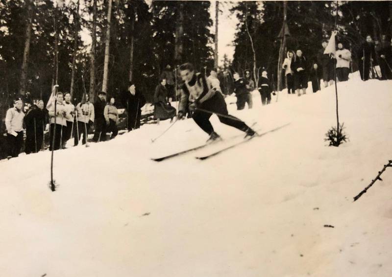 Marius Eriksen: Den kjente krigshelten og jagerflygeren var også god på ski. Han var det store trekkplasteret for unge tilskuere under NM i Haukås, hvor han endte på delt femte plass. Marius Eriksen deltok i olympiaden i St. Moritz i 1948, og han ble norgesmester i slalåm i 1947 og i 1948. 	ALLE FOTO: ALF AXEL HELGELAND