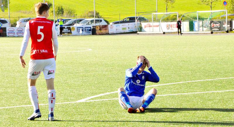 Thomas Leidland tar seg til hodet etter nok en misbrukt Madla-sjanse mot Bryne 2. FOTO: ESPEN IVERSEN