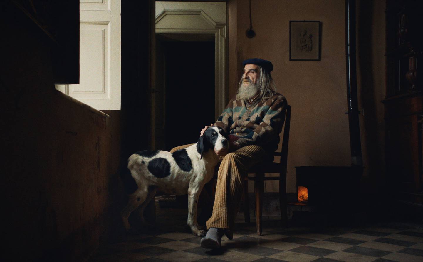 Angelo Gagliardi, som var 78 da "Trøffeljegerne fra Piemonte" ble filmet, bor alene med sin hund Nina. Foto: Selmer Media