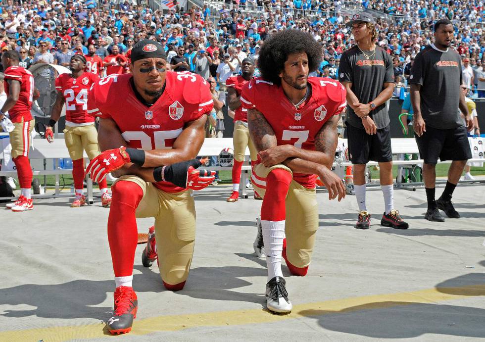 Colin Kaepernick (høyre) startet i 2016 knele-protesten i 2016 da San Francisco 49ers-spilleren protesterte mot rasisme i USA. Protesten har blitt en viktig del av «Black Lives Matter»-kampanjen», som flere ønsker skal bli tillatt under neste års OL i Tokyo.