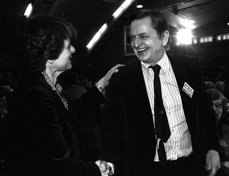 Olof Palme var tilstede under Arbeiderpartiets landsmøtes første dag 2. april 1981. Her hilser han på den nye statsministeren i Norge, Gro Harlem Brundtland. FOTO: Bjørn Sigurdsøn/NTB scanpix