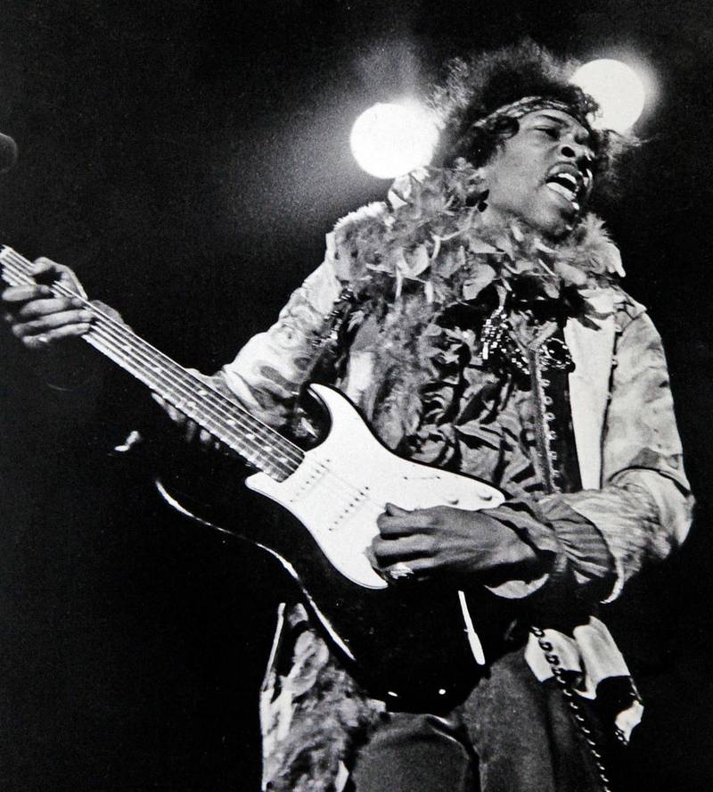 Jimi Hendrix på Monterey-festivalen i juni 1967. Etter dette fikk han tilbud om å bli med The Monkees på turné i USA, noe som sannsynligvis stoppet en planlagt opptreden i Norge i juli. 
