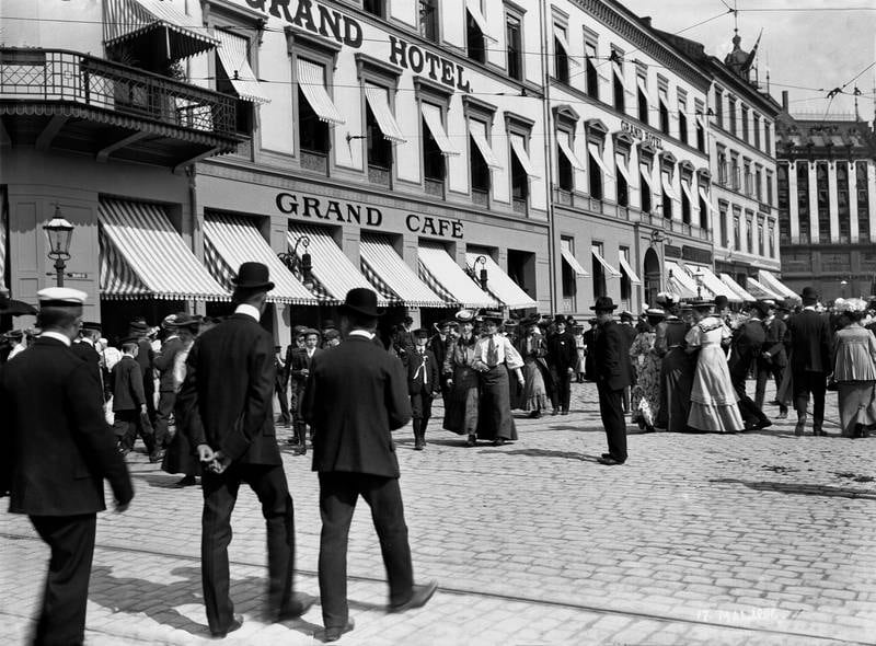 17.maifeiring utenfor Grand Hotel i 1906. 
