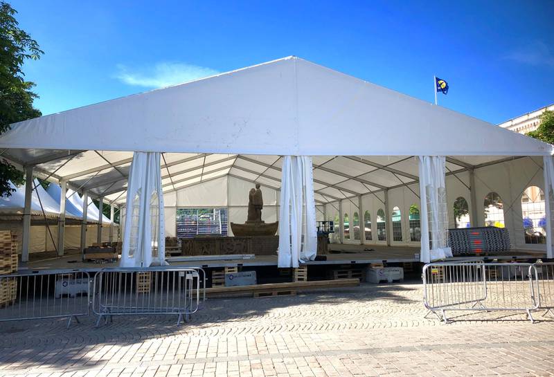Kjempevip: Det største teltet som noen gang har vært på Bragernes Torg dekker hele St. Hallvards brønn.
