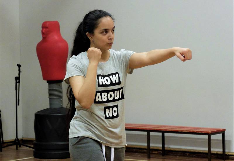 Selvforsvarsoffensiv: Hajra Malik (bildet) er en av instruktørene i Skoger og Fjell karateklubbs jentesatsing. I gruppa er også den da 16 år gamle drammensjenta som ble knivstukket i et klasserom på St. Hallvard VGS i 2017.