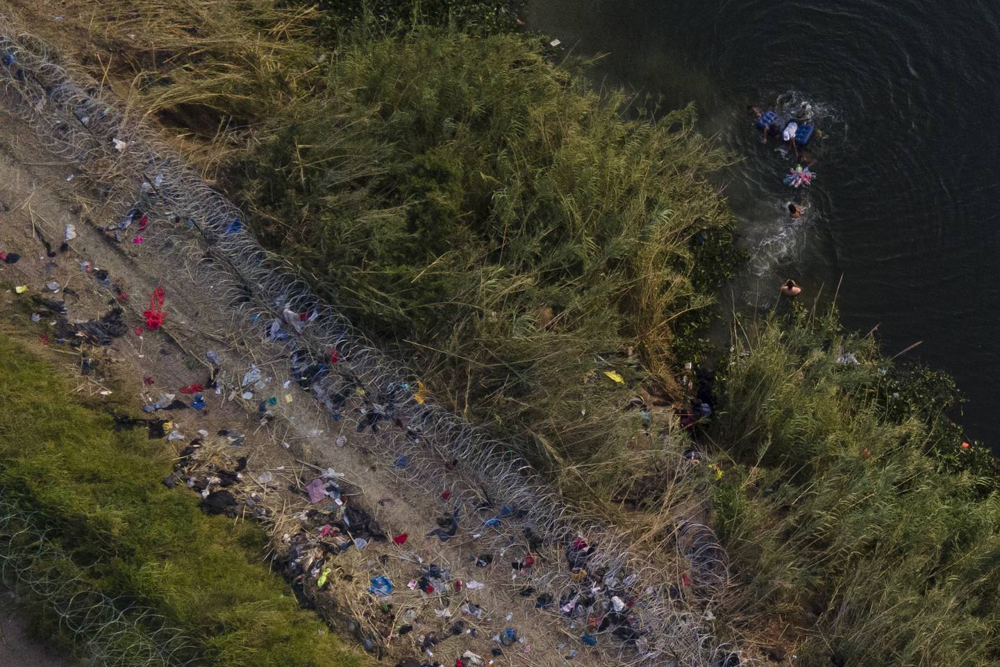 Migranter bruker en flåte for å krysse Rio Grande på grensen mellom Mexico og Texas i mai i år.