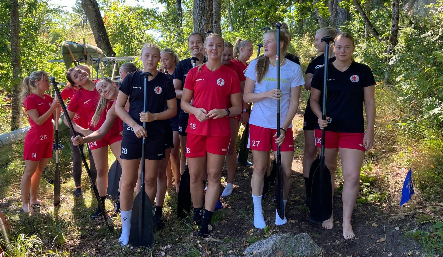 Den andre strake sommeren med en TV-inspirert, sosial og fysisk lagbyggingsdag ga mersmak for Julie Hulleberg (midten, i rødt), som gjerne ser at opplegget blir en tradisjon for FBK-spillerne.