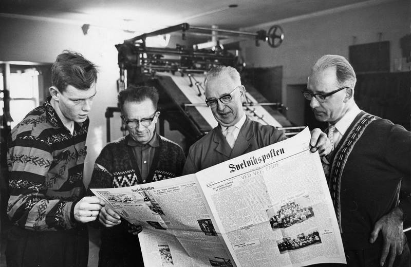 Nyttår 1962:  Svelvikspostens oppslagstittel da avisen gikk inn etter neste 78 år, var «Ved veis ende». Bladet Aktuell slår fast at avisen sto sterkere enn noensinne, men Svelvik hadde kun 1.200 innbyggere. F.v. Roar Løver Nilsen, Olav Nilsen, Erik M. Eier (redaktør) og Ragnvald Eier.  BEGGE FOTO: SVERRE A. BØRRETZEN/Aktuell/NTB SCANPIX