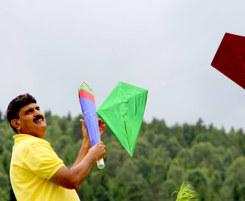 Dragenes mester: Ajaz Ul Haq er klar for å fly det største antallet drager som noensinne har blitt fløyet av en       person. Her under øving i Sota fjordpark. ALLE FOTO: KENNETH LIA SOLBERG