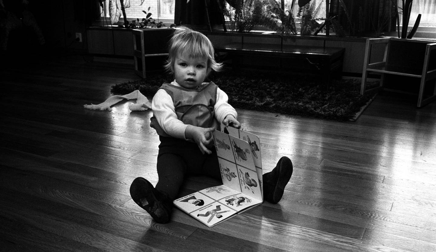 Hjemme hos skuespilleren Liv Ullmann. Her sitter datteren Linn Ullmann på gulvet og «leser» bok. FOTO: IVAR AASERUD/AKTUELL/NTB SCANPIX
