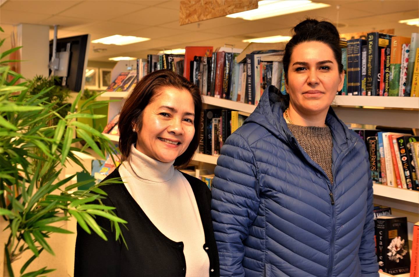 Olivia Villarosa og Faranak Kheirabadi er snart ferdig med utdanningen som helsefagarbeider. – Voksenopplæring gir mange fordeler, men også utfordringer, er de enige om.