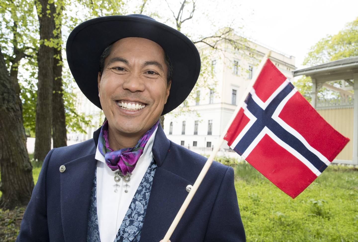 Christian Strand med hat og norsk flagg.