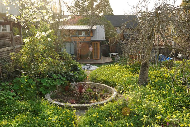 Kimberley Upstill bor i et selvbygget lite hus på 19 kvadratmeter i hagen til sine foreldres villa i Berkeley, Sonoma. FOTO: HANNA SISTEK 