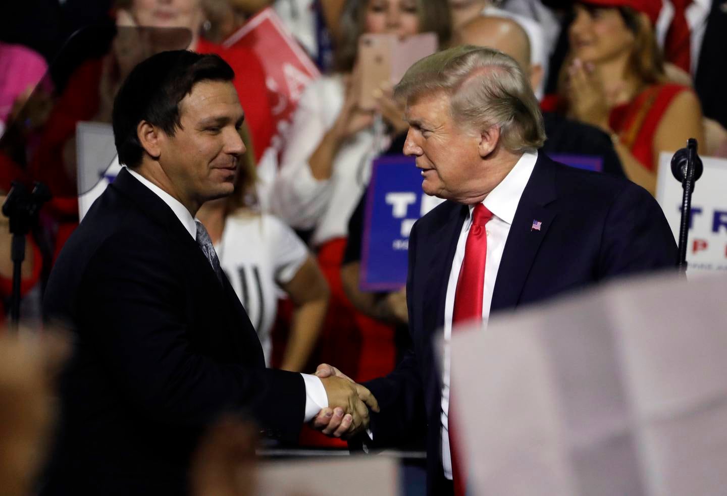 USAs daværende president Donald Trump håndhilser på Florida-guvernør Ron DeSantis under et valgmøte i Florida i 2018.