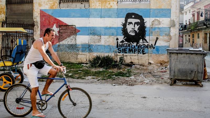 Revolusjonens far Fidel Castro er fortatt en myteomspunnet person på Cuba og internasjonalt. både han og revolusjonshelten Che Guevaras navn er å se i små og store byer. FOTO: Heidi Takdal Skjeseth