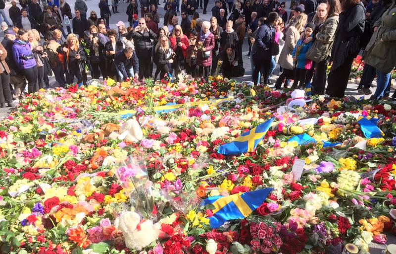 Folk strømmet i helgen til Sergels Torg i Stockholm for å legge ned blomster og minnes ofrene etter fredagens angrep i den svenske hovedstaden.