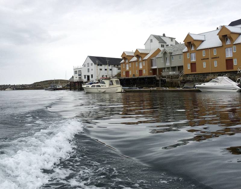 ELDRE BÅTPARK: Norge har et miljøproblem ved   sjøen. Noen velger å senke båter eller slepe dem ut på åpent hav. Begge deler er farlig. Panteordning må komme snarest. Bildet er fra Bjørnsund på Romsdalskysten i sommer. FOTO: VIDAR KVALSHAUG