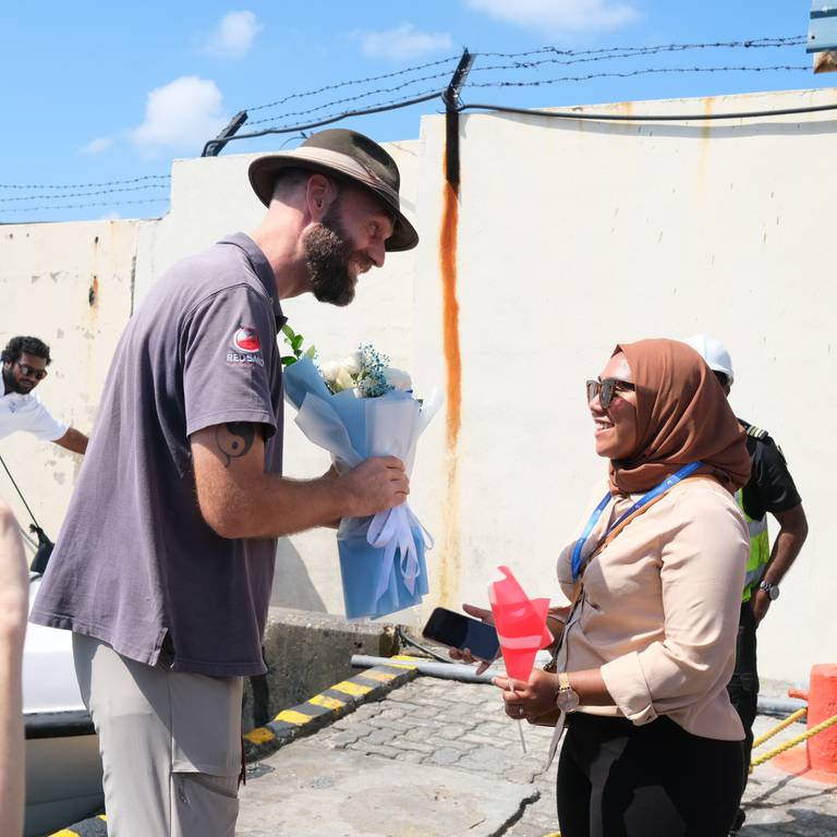 Torbjørn C. Pedersen tas varmt imot på Maldivene – det siste av 203 land han har besøkt uten å fly. Det tar tatt ham nesten ti år.
