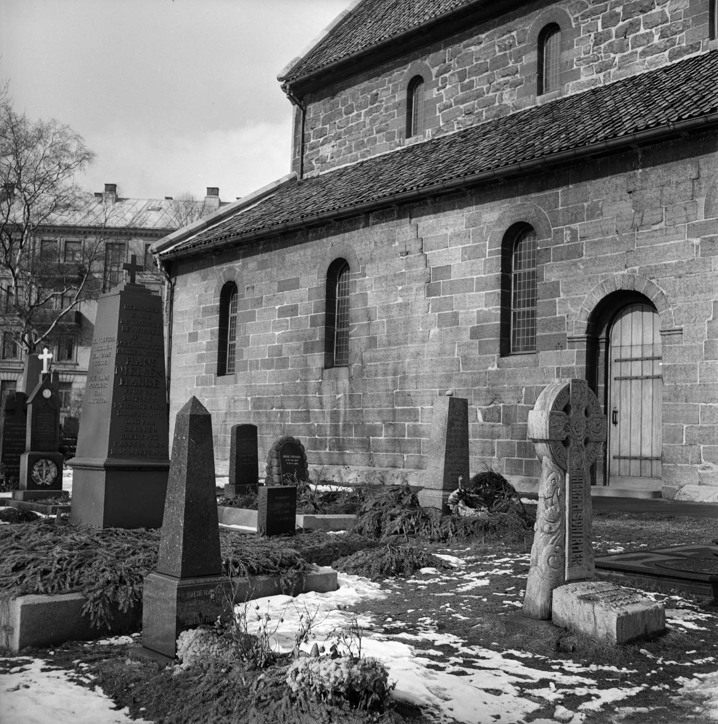 Hans Nielsen Hauges gravsted på Gamle Aker kirkes gravlund. Hauges støtte til venstre.